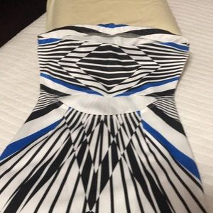 Cute body hugging dress in bold print